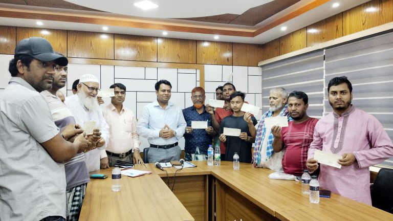 শিবগঞ্জে আগুনে ক্ষতিগ্রস্ত পরিবারকে আর্থিক সহায়তা প্রদান