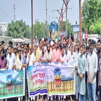 রাজশাহী-ঢাকা পর্যন্ত চলা ৪ আন্ত:নগর ট্রেনের রুট চাঁপাইনবাবগঞ্জ পর্যন্ত বর্ধিত করার দাবিতে রেলপথ অবরোধ