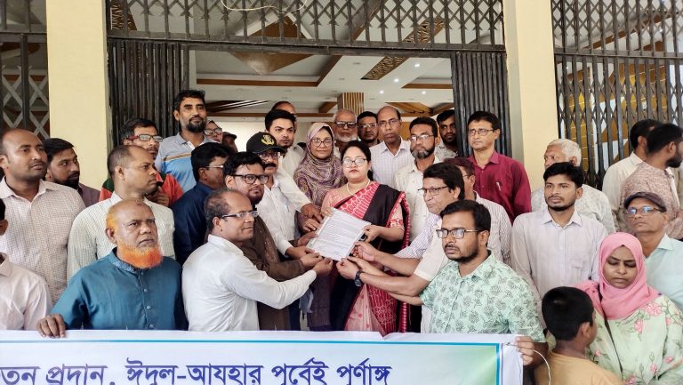 ঈদের আগে বেতন ও পূর্ণাঙ্গ উৎসব ভাতাসহ ছয় দাবিতে বেসরকারি কলেজ শিক্ষকদের মানববন্ধন