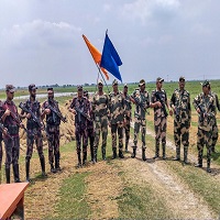 চাঁপাইনবাবগঞ্জ সীমান্তে অস্ত্র-গুলিসহ মদ্যপ বিএসএফ সদস্যকে আটকের পর বিএসএফ’র নিকট হস্তান্তর