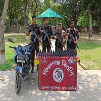 চাঁপাইনবাবগঞ্জে বিজিবি এবং র‌্যাবের পৃথক অভিযানে; মোটরসাইকেলে পাচারকালে ২৪১ বোতল ফেনসিডিলসহ আটক ১