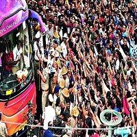 বেঙ্গালুরুতে পদদলিত হয়ে নিহত ১১, শচিনের শোক