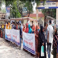 গোবরাতলা ইউপি চেয়ারম্যানের অপসারণ দাবিতে স্থানীয়দের মানববন্ধন