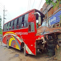 রিকশাভ্যানকে বাঁচাতে গাছের সঙ্গে ধাক্কা বাসের  চারজন আহত