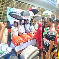 গোমস্তাপুরে ব্যস্ত সময় পার করলেন জেলা প্রশাসক