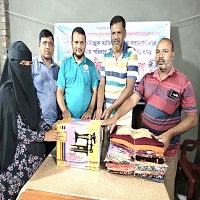 গোমস্তাপুরে অসহায় নারীকে সেলাইমেশিন ও কাপড় বিতরণ