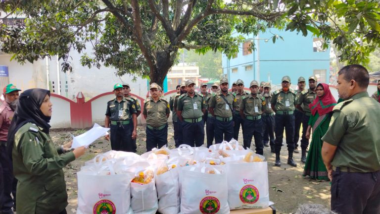 শিবগঞ্জে ঈদ সামগ্রী বিতরণ: গোমস্তাপুরে ভিজিএফের চাল বিতরণ শুরু