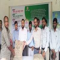 চাঁপাইনবাবগঞ্জে বীজ সার ও গাছের চারা বিতরণ