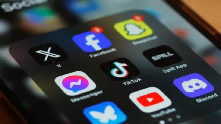 সোশ্যাল মিডিয়ায় কিশোরদের নিষেধাজ্ঞা কার্যকর করা সম্ভব