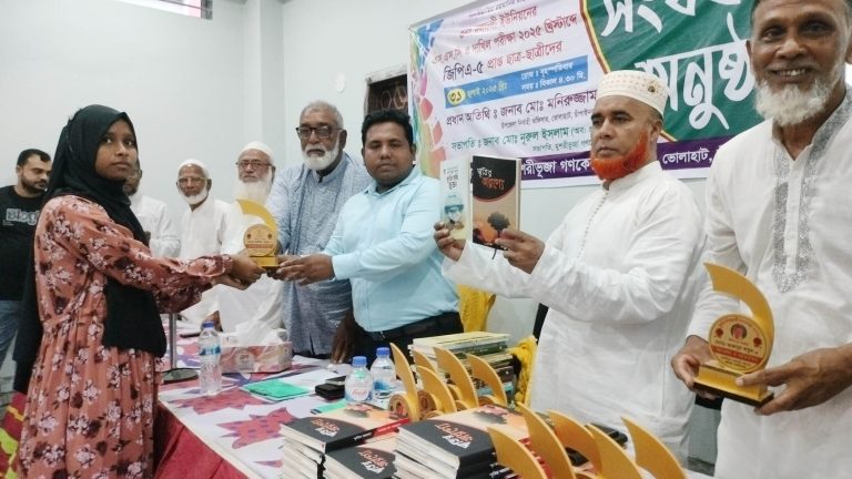 ভোলাহাটে জিপিএ-৫ পাওয়া কৃতী শিক্ষার্থীদের সংবর্ধনা