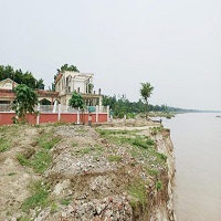 পদ্মা মহানন্দার ভাঙন : ঝুঁকি নিয়েই রাত পার, কেউ কেউ সরিয়েছেন বাড়ি