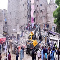 করাচিতে ভবন ধসে নিহত ১৪, ধ্বংসস্তূপে আটকে আছেন অনেকে