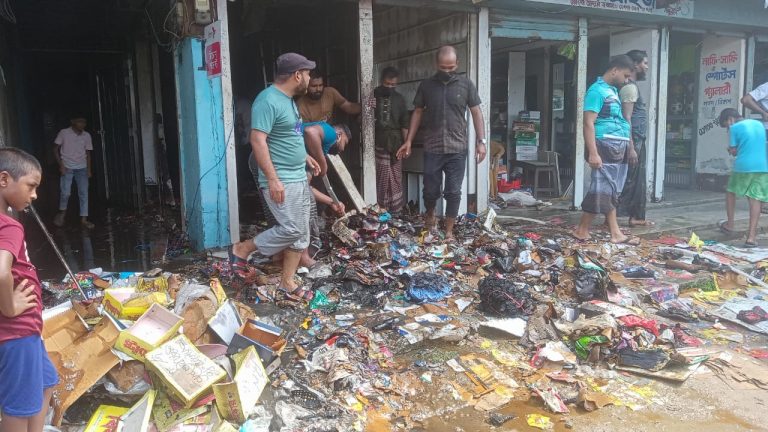 কানসাট বাজারে সু স্টোরে আগুন মালামাল পুড়ে ছাই