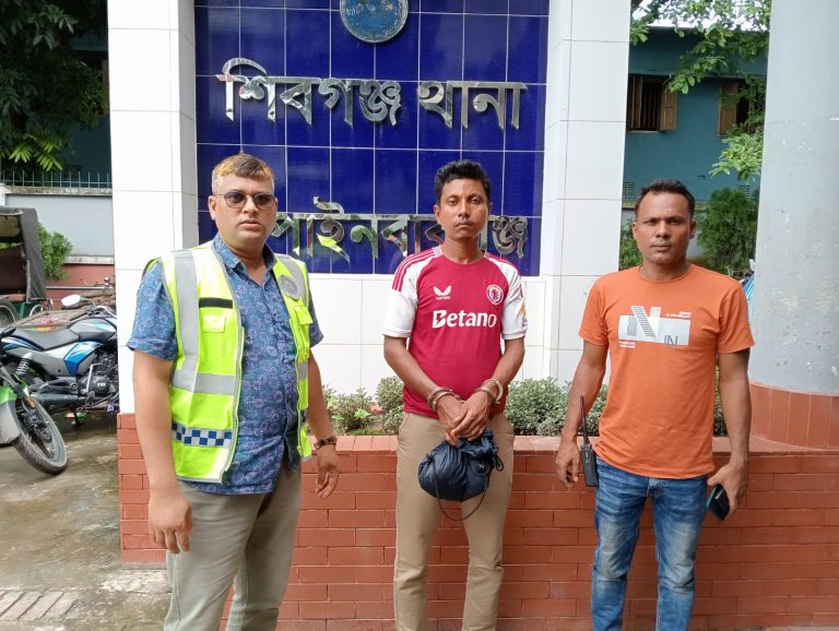 শিবগঞ্জে আন্ত:জেলা ডাকাত সর্দার মানিককে গ্রেপ্তার করেছে পুলিশ