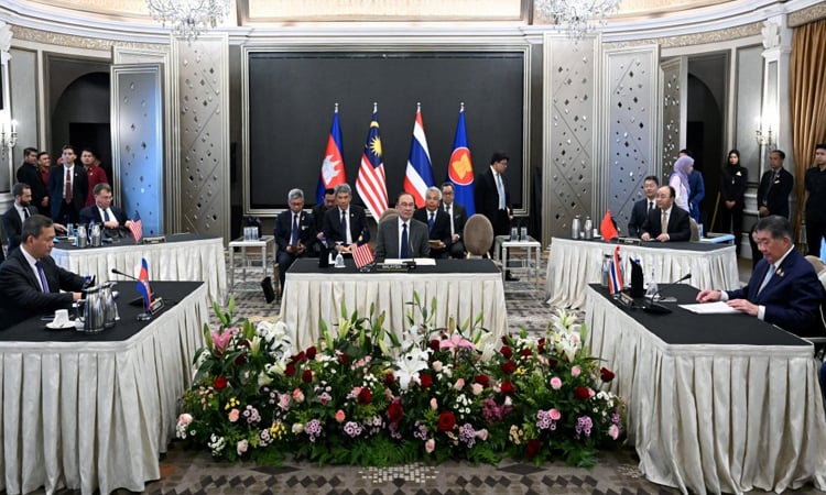 মালয়েশিয়ার মধ্যস্থতায় ‘নিঃশর্ত’ যুদ্ধবিরতিতে সম্মত থাইল্যান্ড ও কম্বোডিয়া