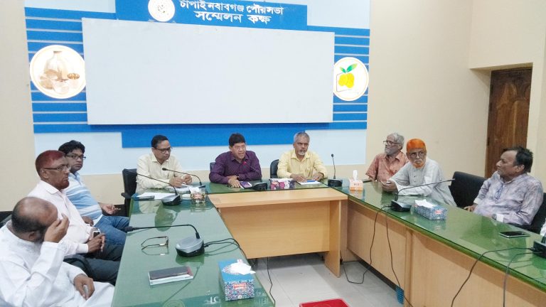 চাঁপাইনবাবগঞ্জ পৌরসভায় ডেঙ্গু পরিস্থিতি মোকাবিলায় সাংবাদিকদের সঙ্গে মতবিনিময়