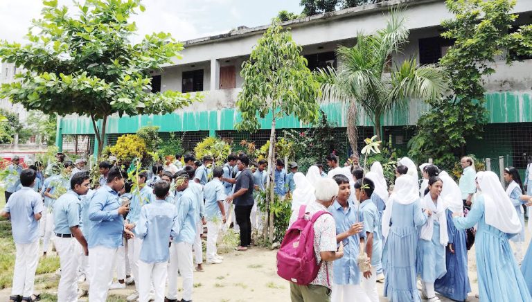 চাঁপাইনবাবগঞ্জে বন্ধুসভার উদ্যোগে শিক্ষার্থীদের মধ্যে গাছের চারা বিতরণ