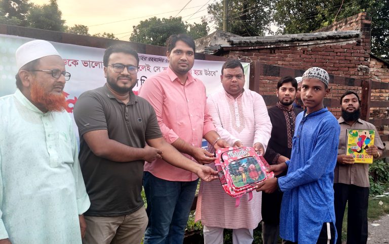 চাঁপাইনবাবগঞ্জে ছিন্নমূল শিশুদের মধ্যে শিক্ষা উপকরণ বিতরণ