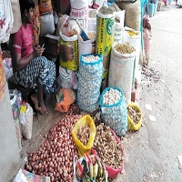 চাঁপাইনবাবগঞ্জে চাল ডাল পেঁয়াজসহ বেড়েছে সবজির দাম