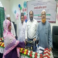 চাঁপাইনবাবগঞ্জে প্রশিক্ষণ নিয়ে সেলাই মেশিন পেলেন ১৮ নারী