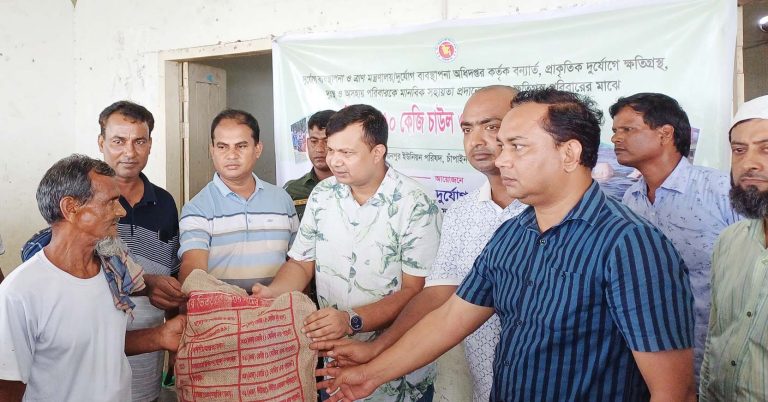 বন্যাকবলিত এলাকায় চাল ও শুকনো খাবার বিতরণ