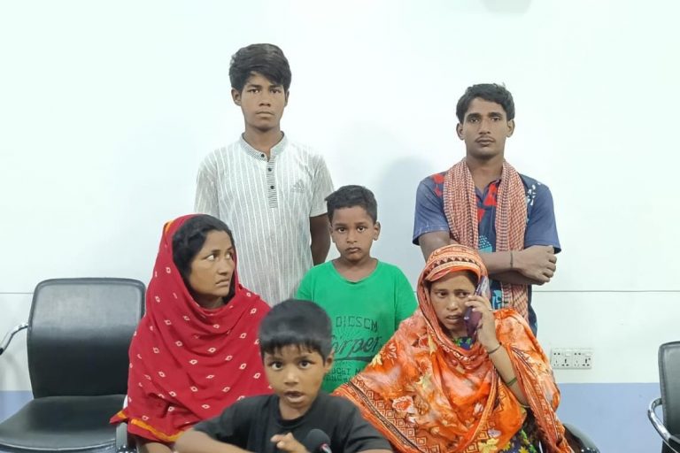 বাংলাদেশে পুশইন করা ৬ ভারতীয় নাগরিক চাঁপাইনবাবঞ্জে আটক