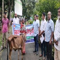 ভোলাহাটে ভিক্ষুক পুনর্বাসনে গরু ও ছাগল বিতরণ