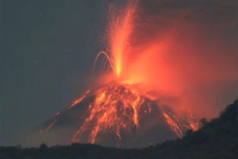 ইন্দোনেশিয়ার পূর্বাঞ্চলে ভয়াবহ অগ্ন্যুৎপাত, সতর্কতা জারি