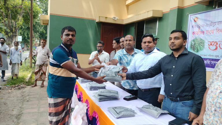 ভোলাহাটে কৃষকের মাঝে বিনামূল্যে বীজ ও সার বিতরণ