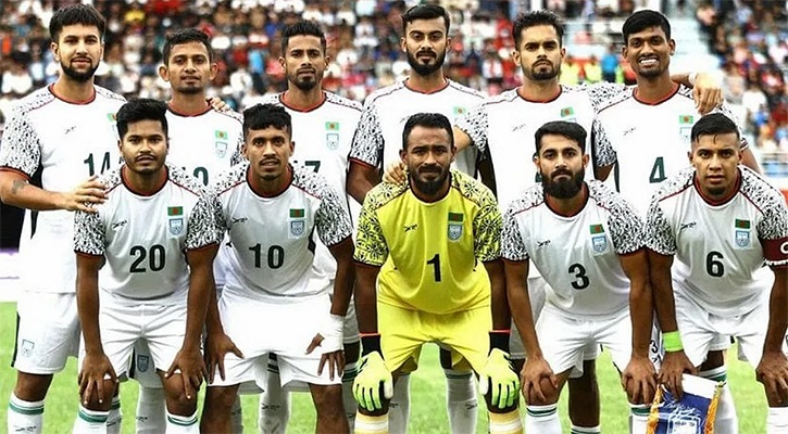 জামালদের হোটেলের গেটের সামনে আগুন, চলছে বিক্ষোভ