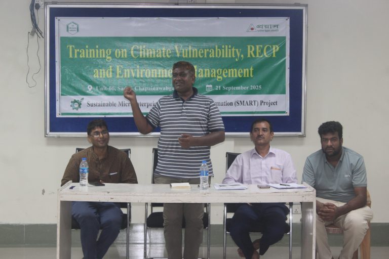 চাঁপাইনবাবগঞ্জে জলবায়ু ঝুঁকি ও পরিবেশ ব্যবস্থাপনায় প্রশিক্ষণ কর্মশালা