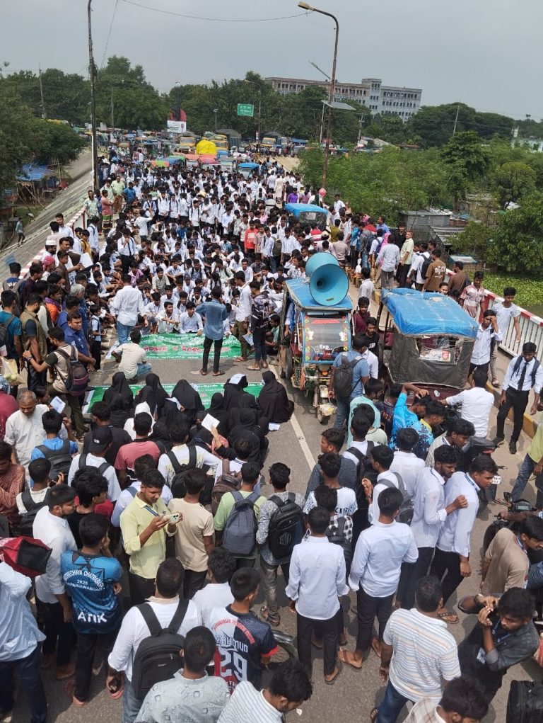 চাঁপাইনবাবগঞ্জে পলিটেকনিক শিক্ষার্থীদের অবস্থান কর্মসূচি 