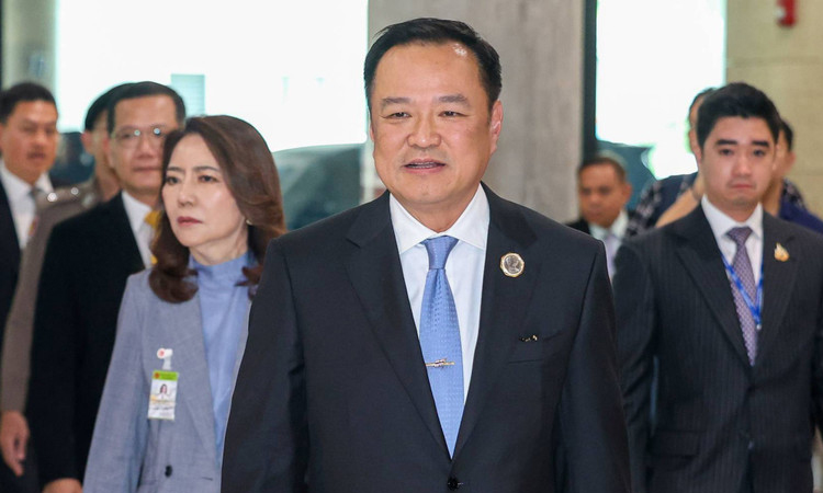 থাইল্যান্ডের প্রধানমন্ত্রী হিসেবে দায়িত্ব নিলেন আনুতিন