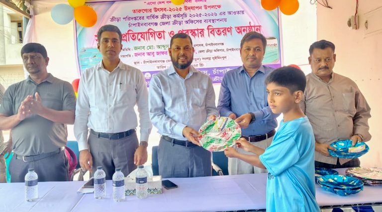 চাঁপাইনবাবগঞ্জে তারুণ্যের উৎসব উপলক্ষে সাঁতার প্রতিযোগিতা