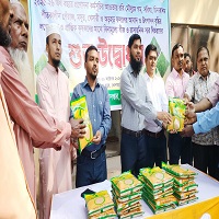 ভোলাহাটে কৃষকের মাঝে বিনামূল্যে সার ও বীজ বিতরণ