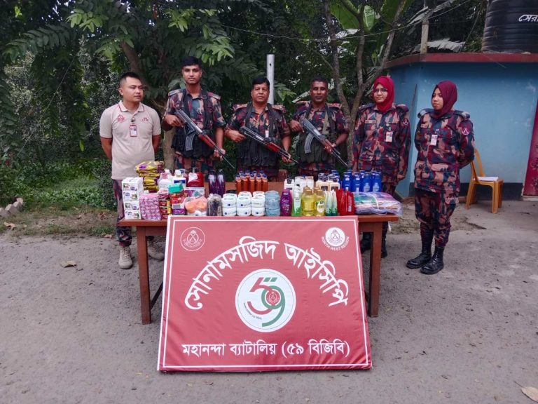 চাঁপাইনবাবগঞ্জ সীমান্তে বিজিবির অভিযানে চোলাই মদসহ চোরচালানকৃত ভারতীয় পন্য জব্দ