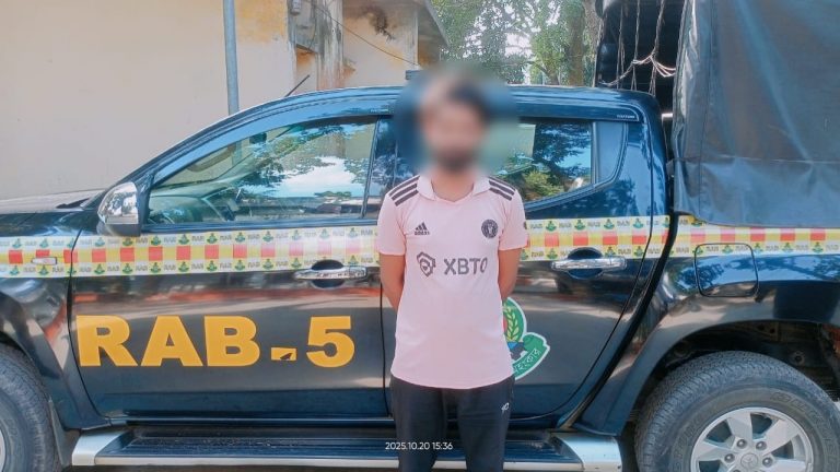 রাজশাহীর দূর্গাপুরে গাঁজাসহ মাদক ব্যবসায়ী গ্রেফতার