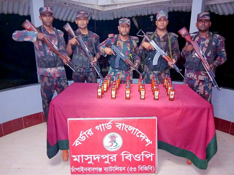 চাঁপাইনবাবগঞ্জ সীমান্তে চোরচালানকৃত ভারতীয় মদসহ অন্যান্য পণ্য জব্দ