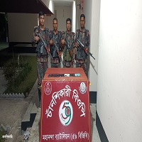 বিজিবির অভিযানে ভোলাহাট সীমান্তে ডোবায় ভাসমান প্যাকেট থেকে চোরাচালানকৃত স্মার্টফোন জব্দ