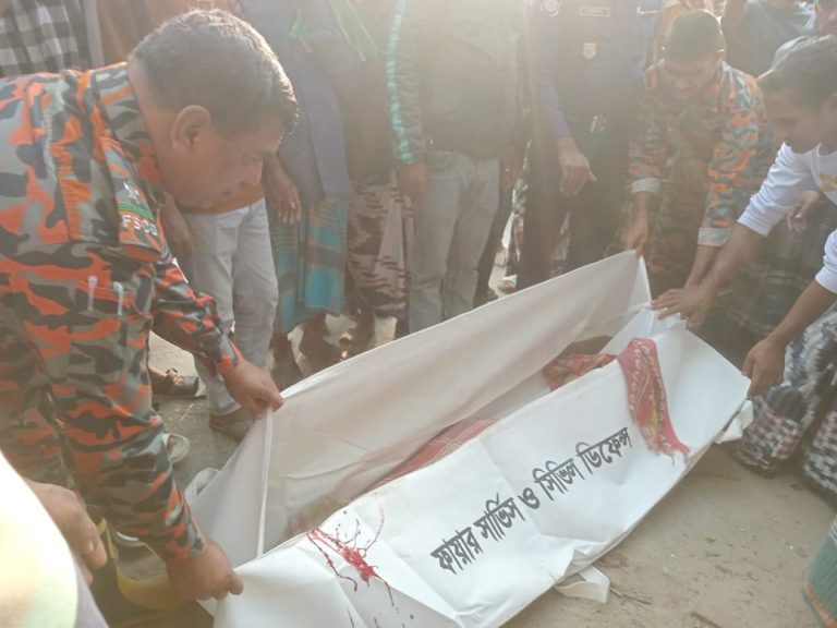 চাঁপাইনবাবগঞ্জে যাত্রীবাহী বাসের সংঘর্ষে কৃষক নিহত