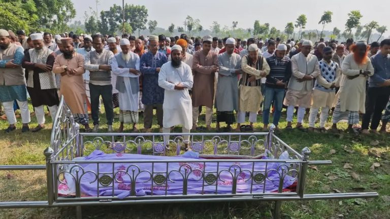গোমস্তাপুরে সময় টিভির সহযোগী প্রযোজক সজলের দাফন সম্পন্ন