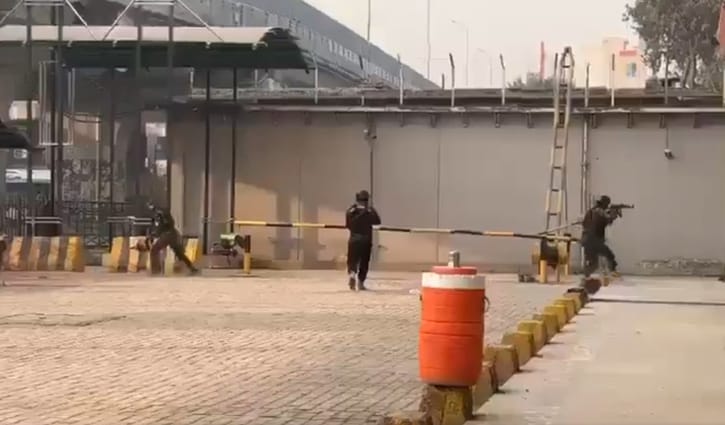 পাকিস্তানে আধাসামরিক বাহিনীর সদর দপ্তরে বন্দুকধারীদের হামলা