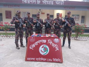 শিবগঞ্জ সীমান্তে ২ বিদেশী পিস্তল, ৫ রাউন্ড গুলি, ৪ ম্যাগজিন সহ; ২৯ টি ভারতীয় চোরাই স্মার্টফোন জব্দ