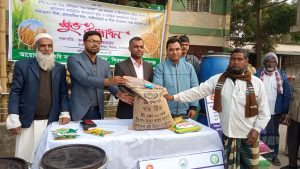শিবগঞ্জে কৃষকদের মাঝে গম বীজ, সার ও বীজ সংরক্ষণ পাত্র বিতরণ