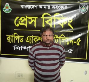 চাঁপাইনবাবগঞ্জে ৯৮ বোতল মাদকসহ সিএনজি চালক গ্রেফতার