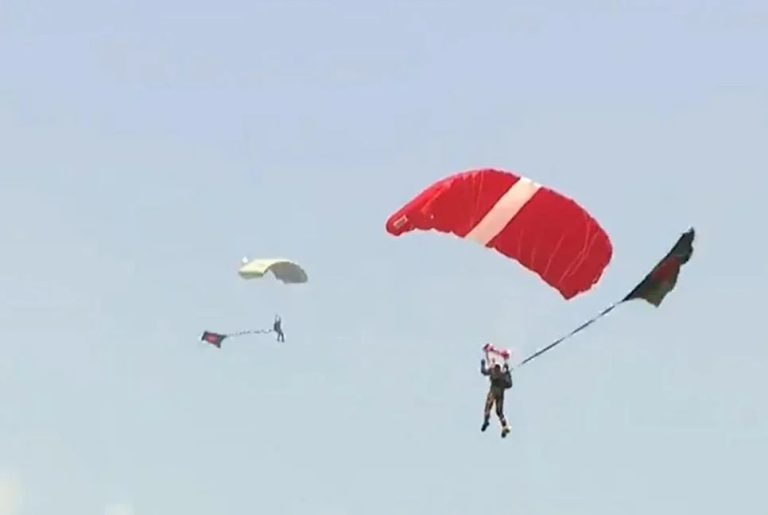 সর্বাধিক পতাকা হাতে প্যারাস্যুটিংয়ে বাংলাদেশের