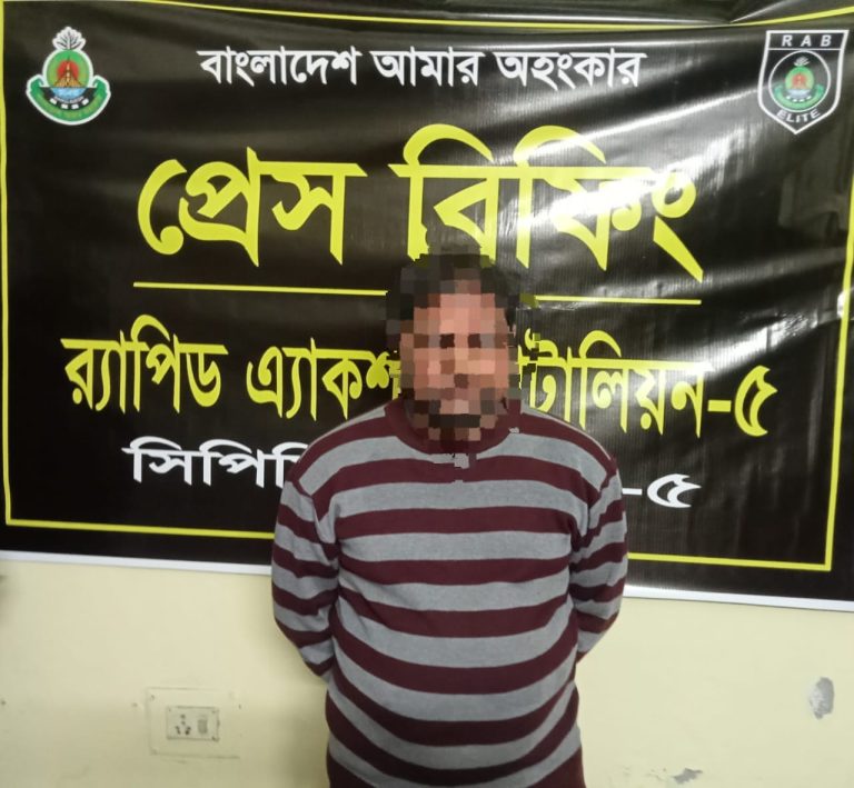 চাঁপাইনবাবগঞ্জে ৯৮ বোতল মাদকসহ সিএনজি চালক গ্রেফতার