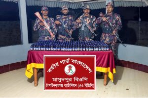 চাঁপাইনবাবগঞ্জের সীমান্তে বিজিবির দিনব্যাপী অভিযানে ৮১২ বোতল ভারতীয় নেশাজাতীয় দ্রব্য জব্দ