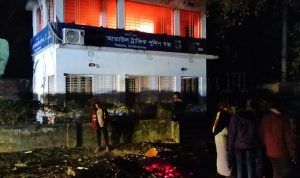 চাঁপাইনবাবগঞ্জে সড়ক দুর্ঘটনার পর পুলিশ বক্সে অগ্নিসংযোগ ও ভাঙচুরের ঘটনায় মামলা, গ্রেপ্তার ৯