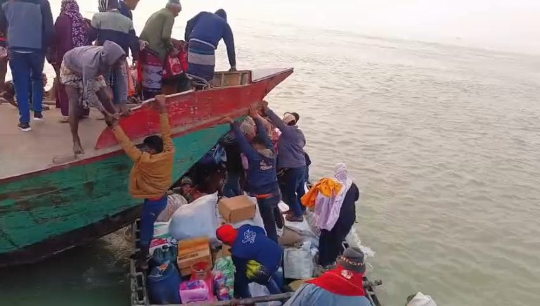 চাঁপাইনবাবগঞ্জে পদ্মায় বালুবাহী বাল্কহেডে যাত্রীবাহী নৌকার ধাক্কায় বৃদ্ধ নিহত